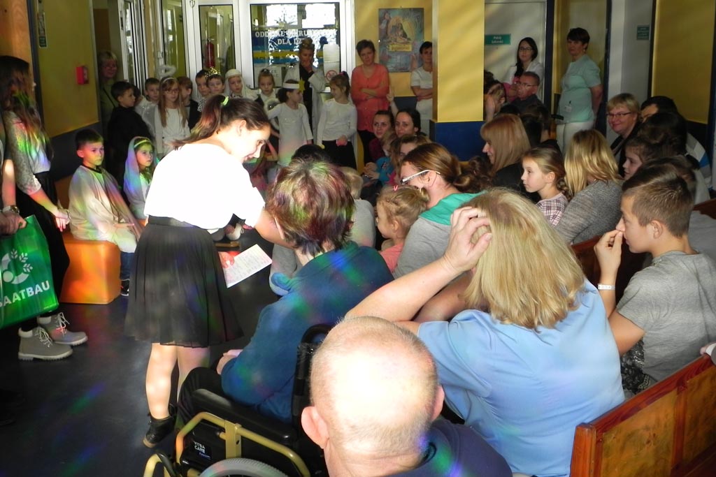 Uczniowie ze Szkoły Podstawowej nr 19 kolędowali w szpitalu