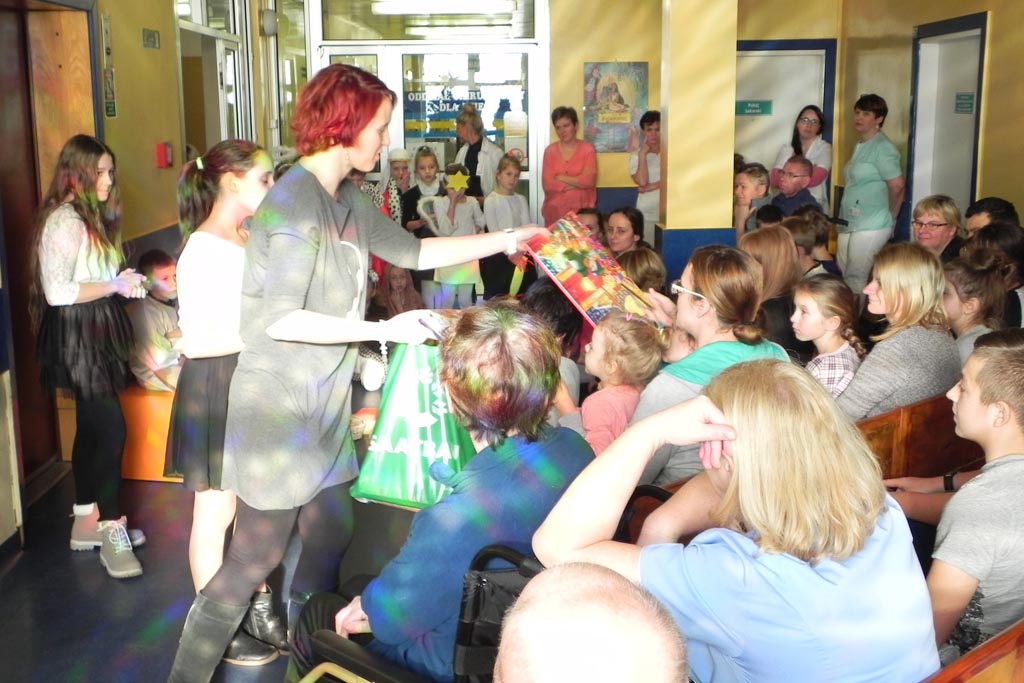 Uczniowie ze Szkoły Podstawowej nr 19 kolędowali w szpitalu