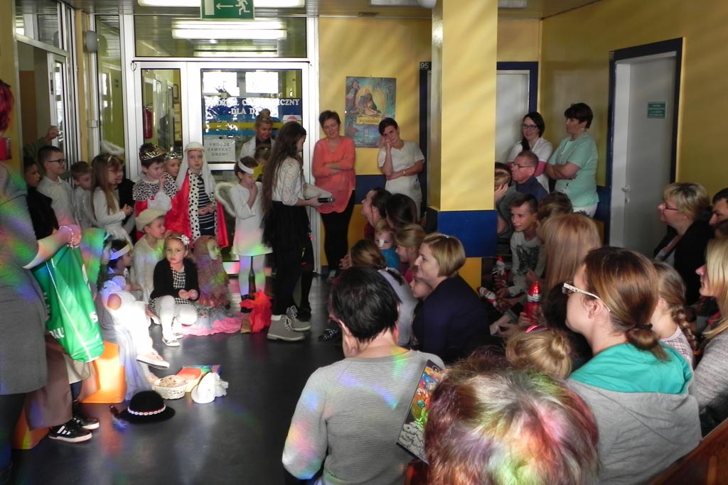 Uczniowie ze Szkoły Podstawowej nr 19 kolędowali w szpitalu