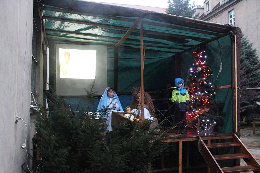 Franciszkanie przygotowali dla mieszkańców legnicy żywą szopkę