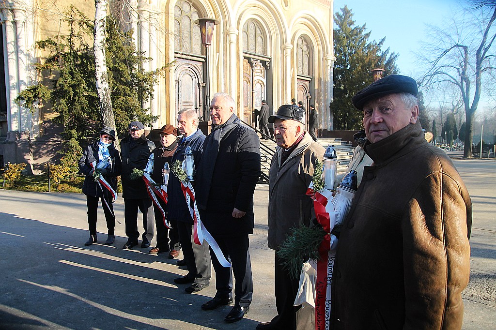Zapłonęły znicze na grobach powstańców wielkopolskich
