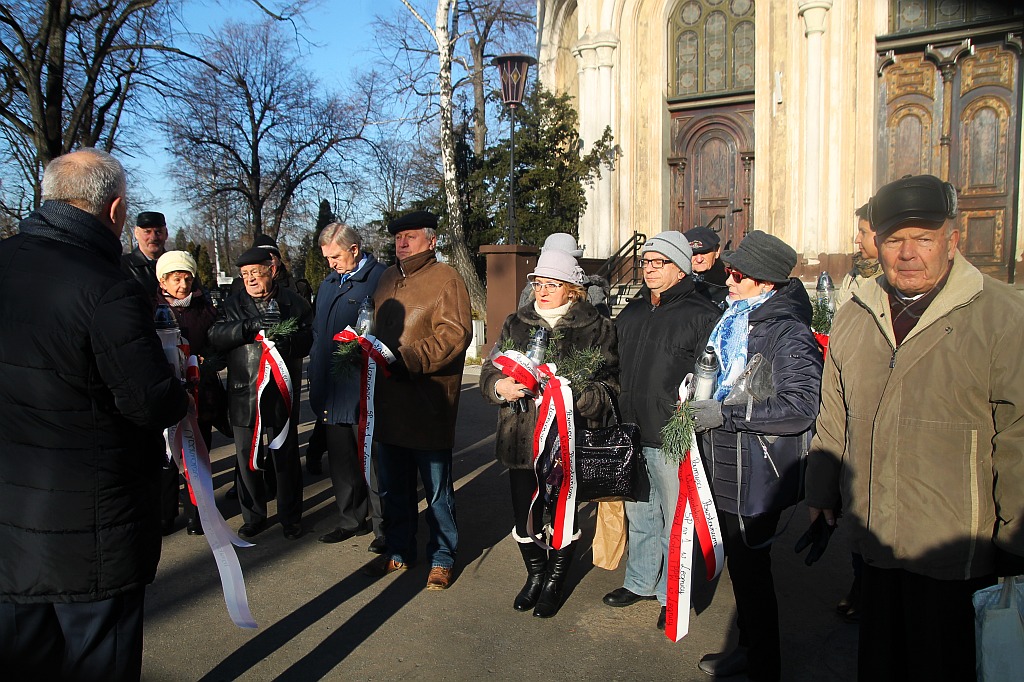 Zapłonęły znicze na grobach powstańców wielkopolskich
