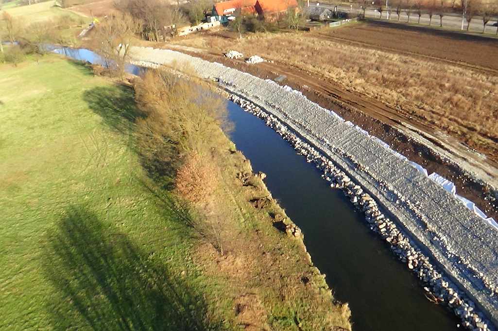 Ruszyła naprawa wałów na Kaczawie. Uszkodziły je bobry