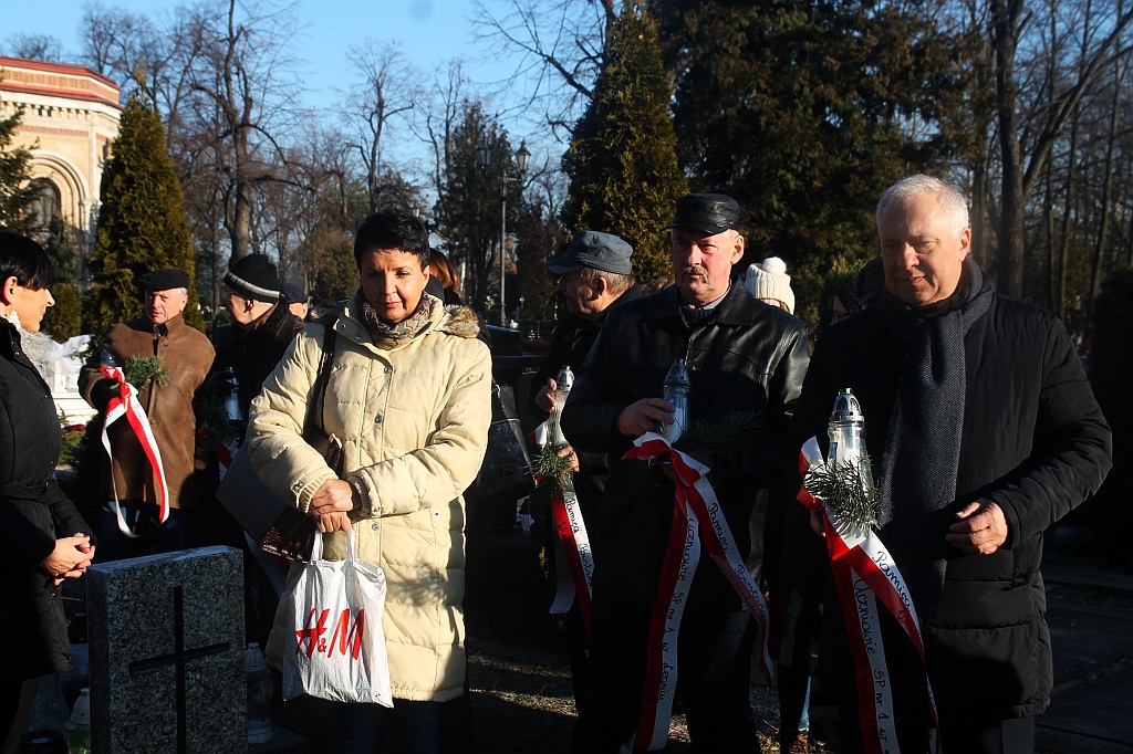 Zapłonęły znicze na grobach powstańców wielkopolskich

