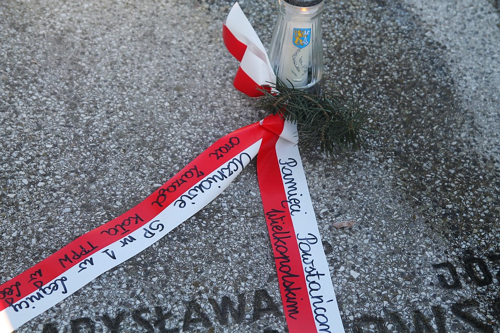 Zapłonęły znicze na grobach powstańców wielkopolskich
