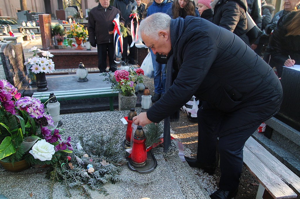 Zapłonęły znicze na grobach powstańców wielkopolskich
