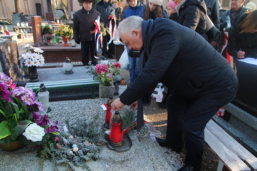 Zapłonęły znicze na grobach powstańców wielkopolskich
