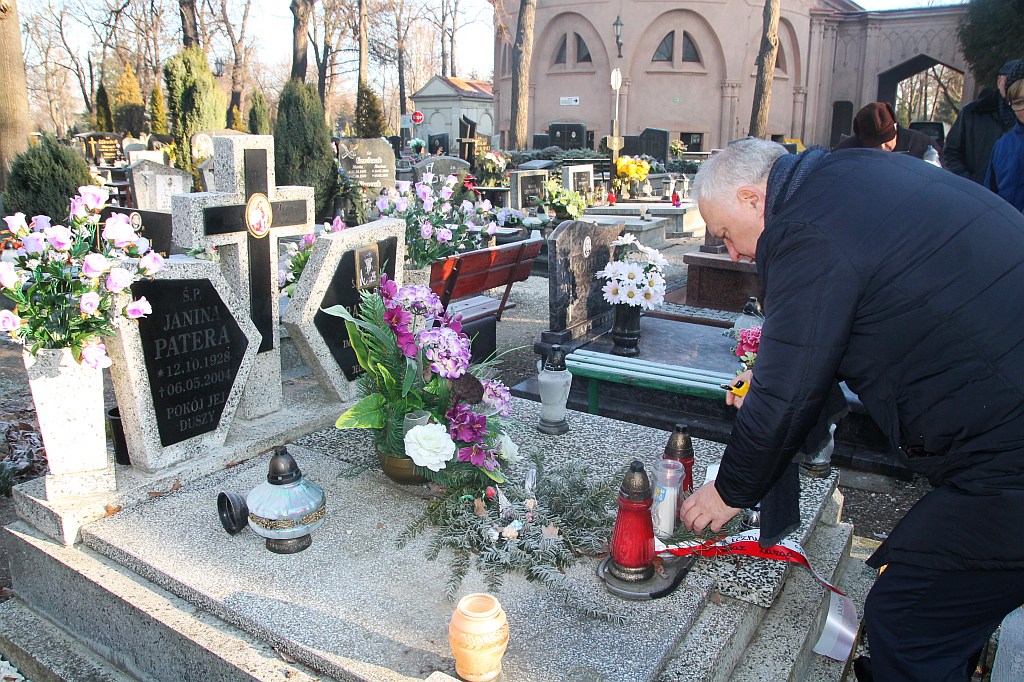 Zapłonęły znicze na grobach powstańców wielkopolskich
