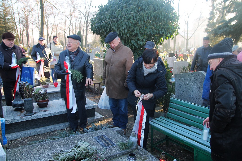 Zapłonęły znicze na grobach powstańców wielkopolskich
