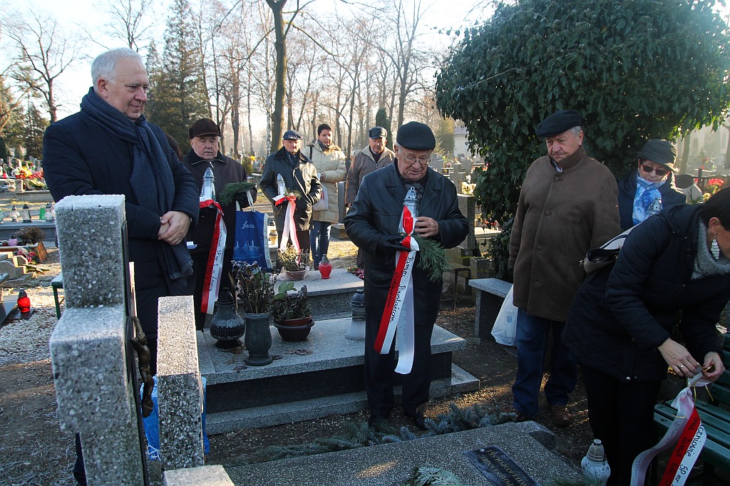 Zapłonęły znicze na grobach powstańców wielkopolskich
