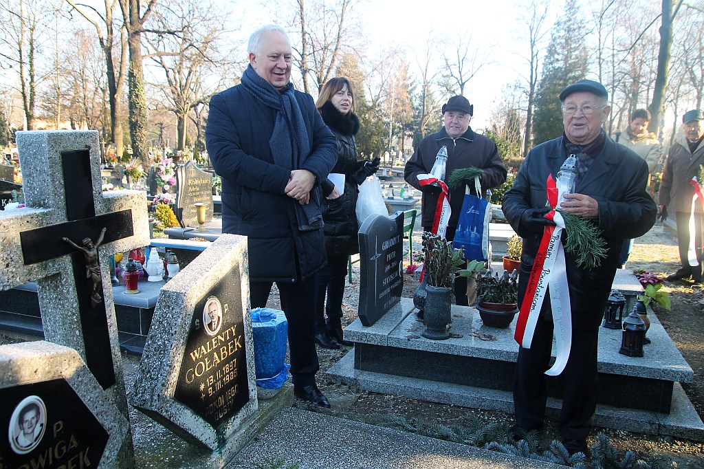 Zapłonęły znicze na grobach powstańców wielkopolskich
