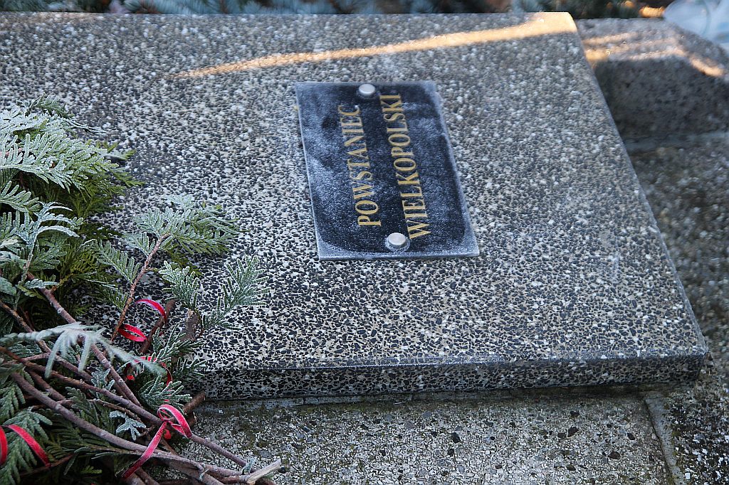 Zapłonęły znicze na grobach powstańców wielkopolskich
