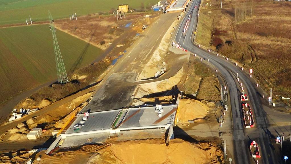 Budowa drogi ekspresowej S3 pod Legnicą z lotu ptaka