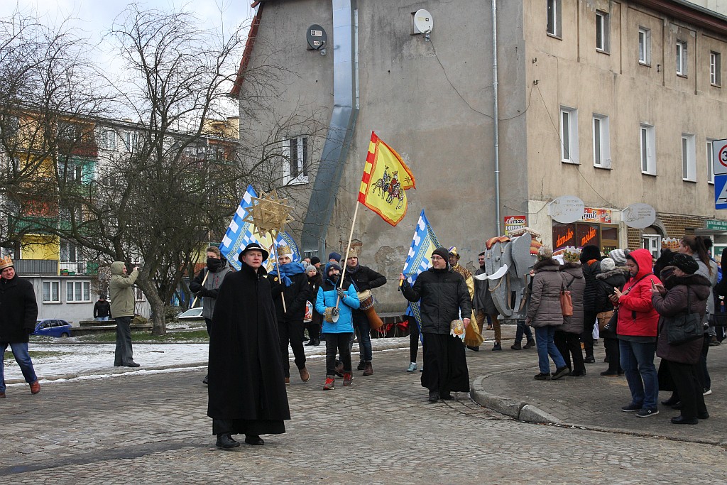 W Chojnowie kilkaset osób przeszło w Orszaku Trzech Króli