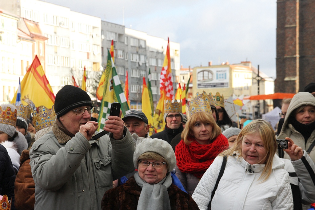 W Chojnowie kilkaset osób przeszło w Orszaku Trzech Króli