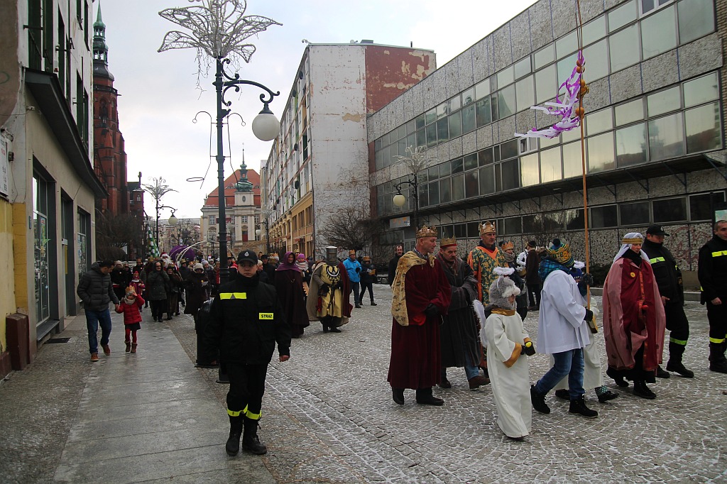 Trzech Króli w Legnicy. Orszak przeszedł centrum miasta