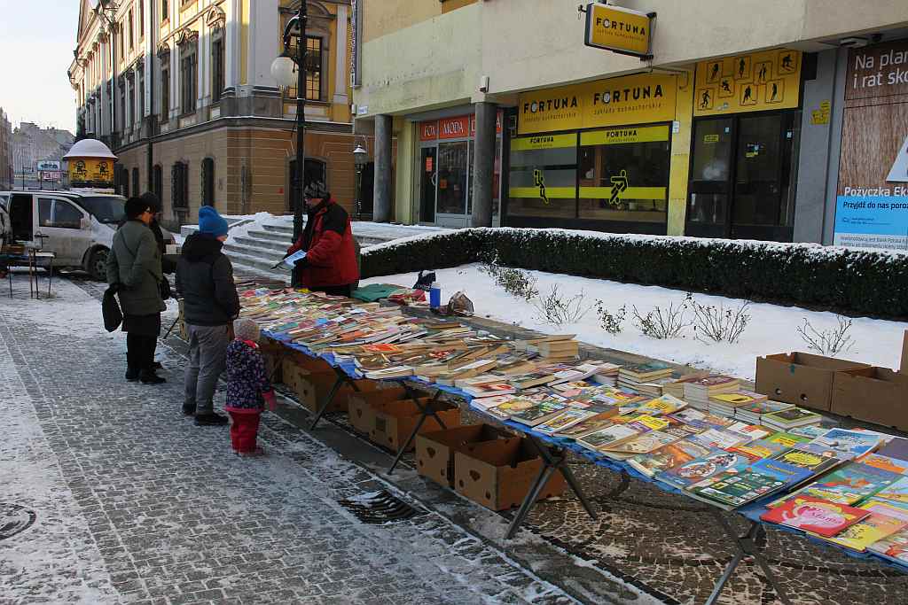 Jarmark staroci popularny wśród poszukiwaczy pamiątek
