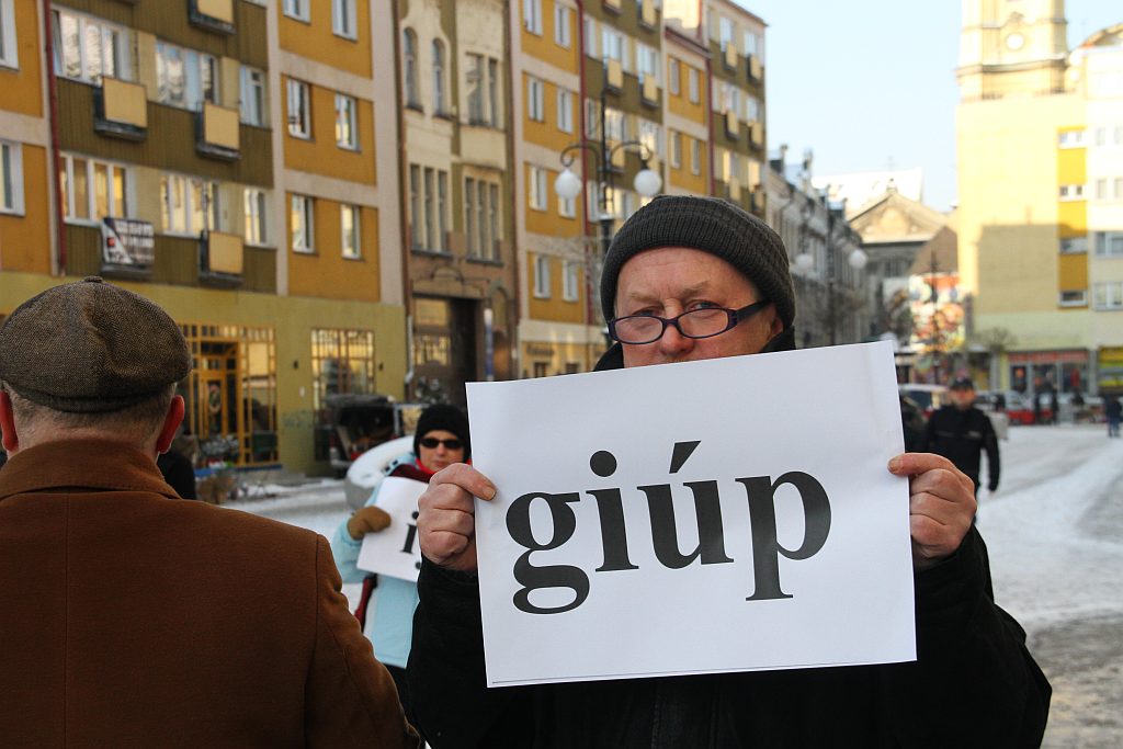 Manifestowali w rynku przeciwko przemocy, rasizmu i ksenofobii