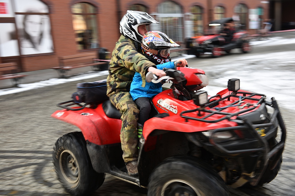 WOŚP: Offroadowcy stawili się pod Galerią Piastów z quadami