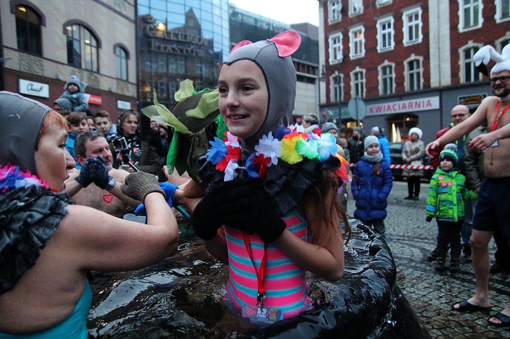 Legnickie morsy pluskały się w basenie przed Galerią Piastów