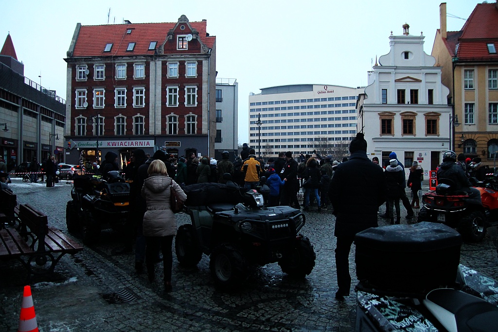 Legnickie morsy pluskały się w basenie przed Galerią Piastów