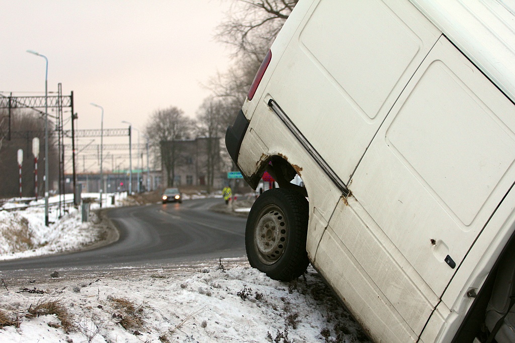 Kierowca busa nie wyrobił na zakręcie i wjechał do rowu