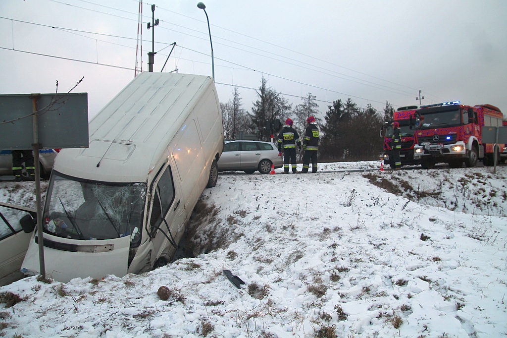 Kierowca busa nie wyrobił na zakręcie i wjechał do rowu