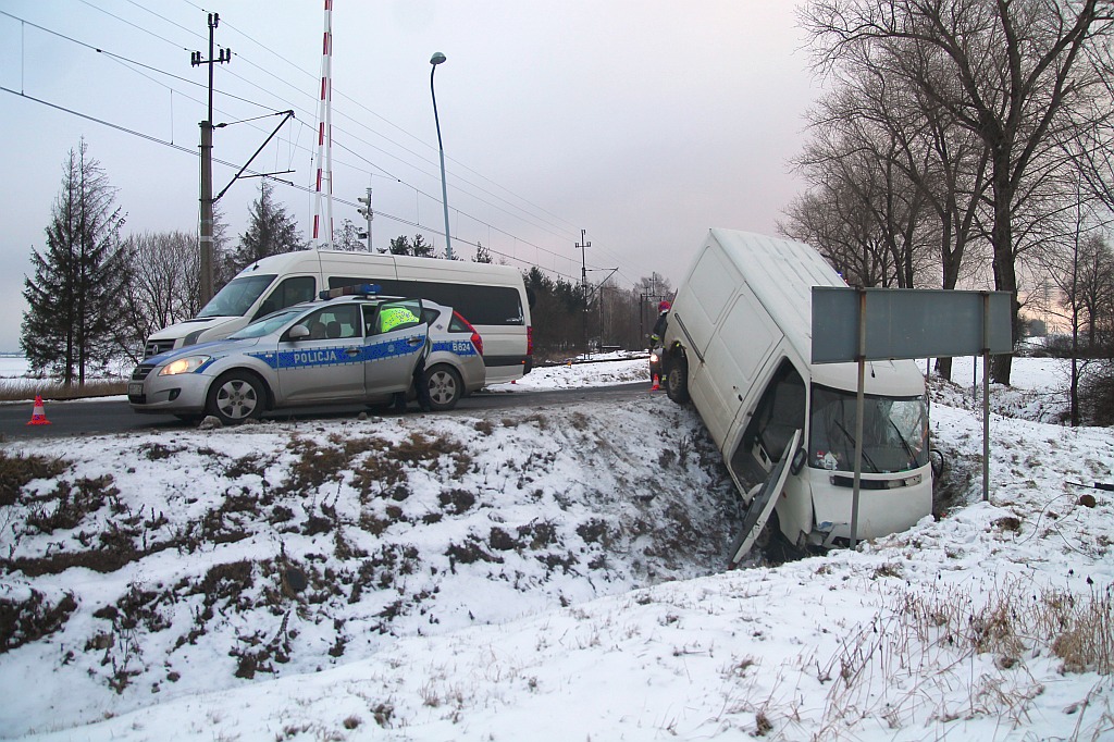 Kierowca busa nie wyrobił na zakręcie i wjechał do rowu