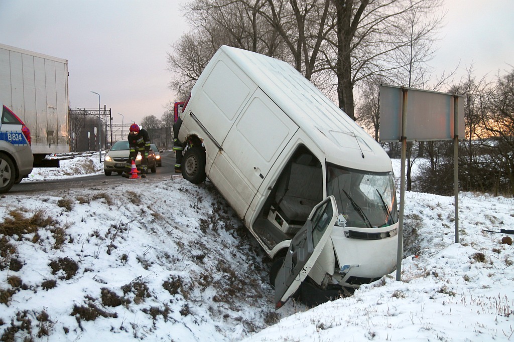 Kierowca busa nie wyrobił na zakręcie i wjechał do rowu