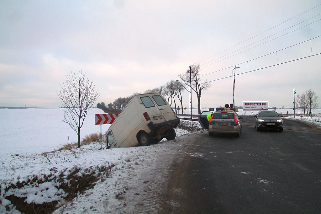 Kierowca busa nie wyrobił na zakręcie i wjechał do rowu
