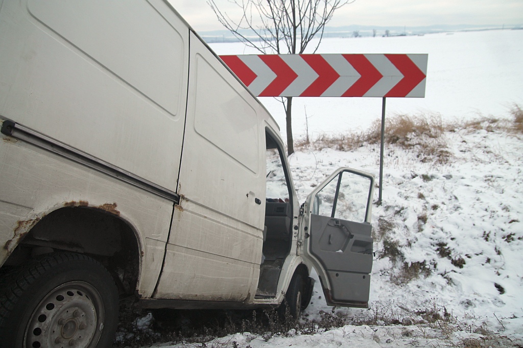 Kierowca busa nie wyrobił na zakręcie i wjechał do rowu