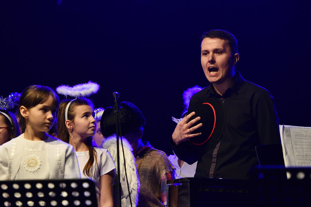 Muzykujące rodziny z Legnicy kolędowały  w Sali Maneżowej
