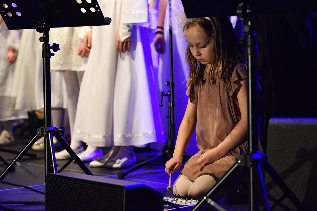 Muzykujące rodziny z Legnicy kolędowały  w Sali Maneżowej