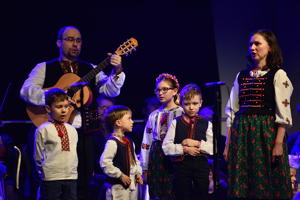 Muzykujące rodziny z Legnicy kolędowały  w Sali Maneżowej