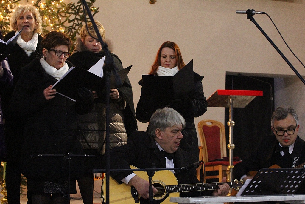W kościele na Koperniku śpiewali kolędy z chórem Canticum Novum