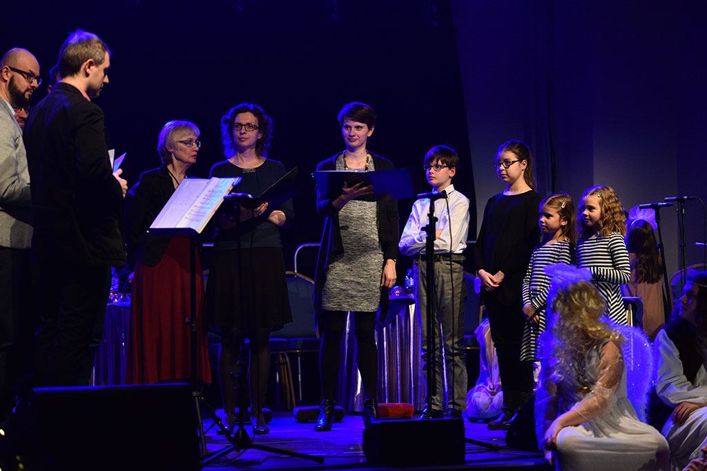 Muzykujące rodziny z Legnicy kolędowały  w Sali Maneżowej