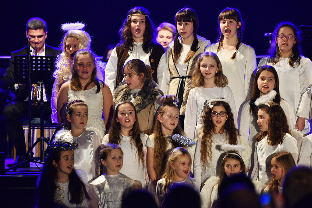 Muzykujące rodziny z Legnicy kolędowały  w Sali Maneżowej