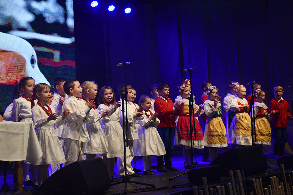 Śpiewana opowieść o choince w wykonaniu ZPiT „Legnica”