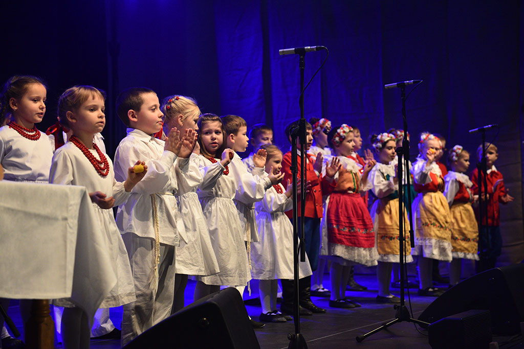Śpiewana opowieść o choince w wykonaniu ZPiT „Legnica”