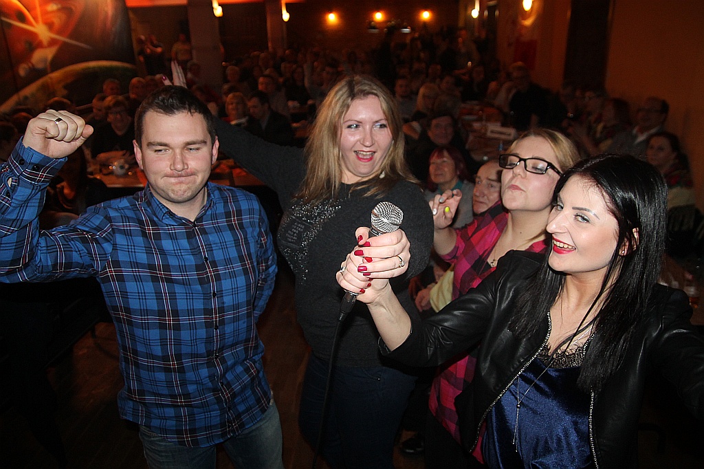 Zaśpiewali Charytatywne Karaoke dla Oli w Kręgielni Kometa