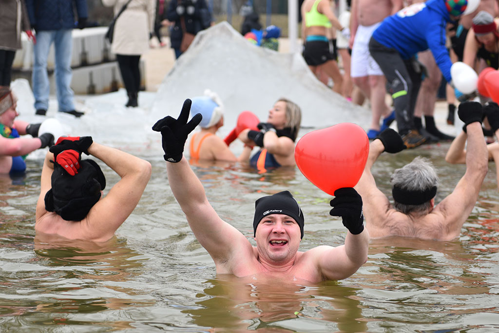 Walentynkowe zumba party i kąpiel legnickich morsów