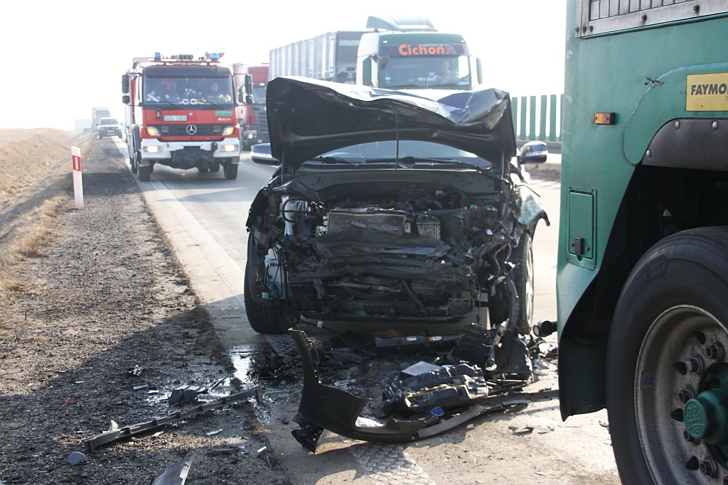Jedna osoba trafiła do szpitala w wyniku wypadku na A4