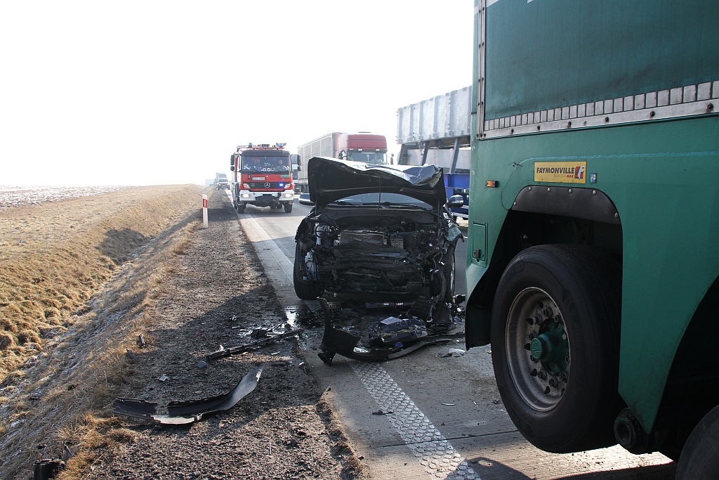 Jedna osoba trafiła do szpitala w wyniku wypadku na A4
