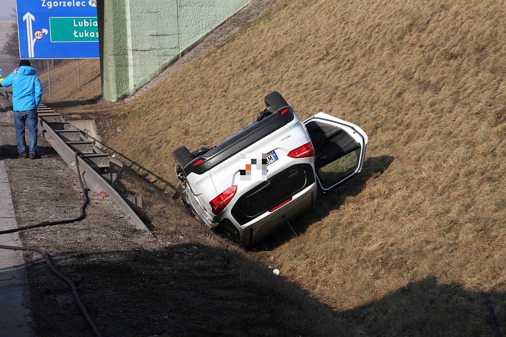 Jedna osoba trafiła do szpitala w wyniku wypadku na A4