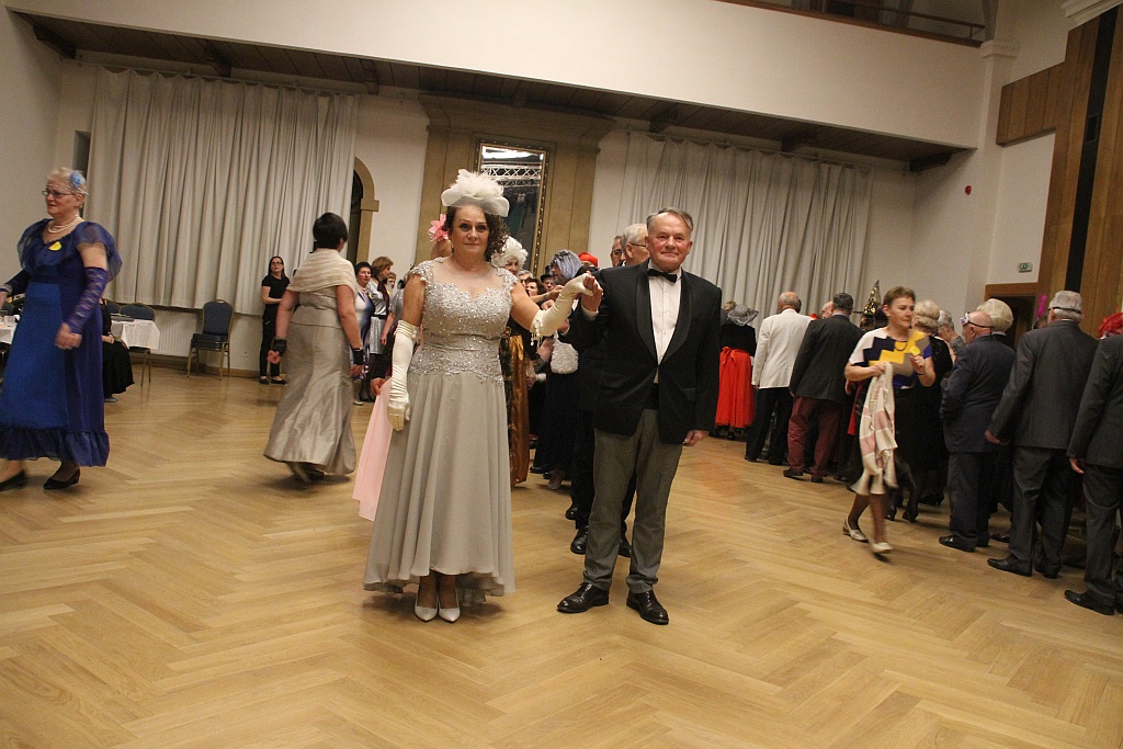 Legniccy seniory balowali w Sali Maneżowej, aż skry się sypały