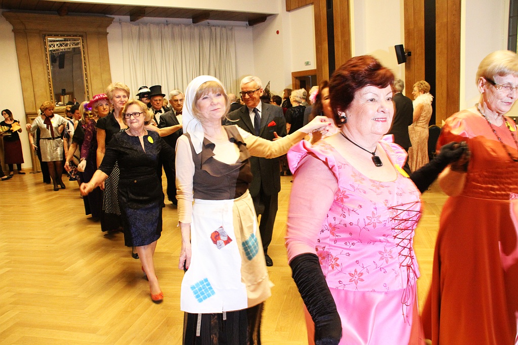 Legniccy seniory balowali w Sali Maneżowej, aż skry się sypały