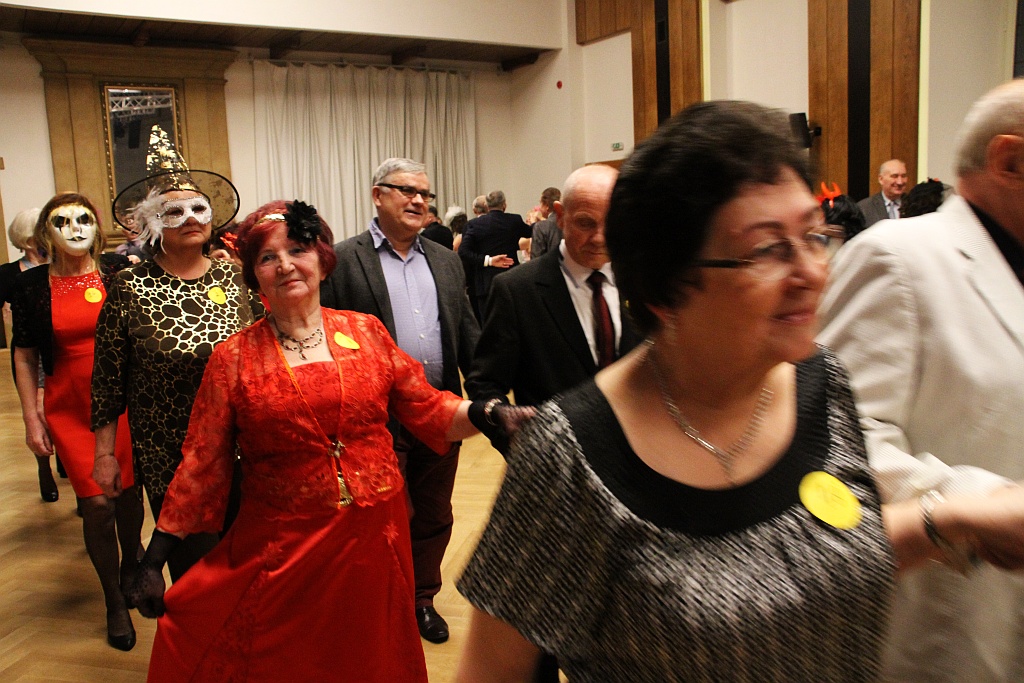 Legniccy seniory balowali w Sali Maneżowej, aż skry się sypały