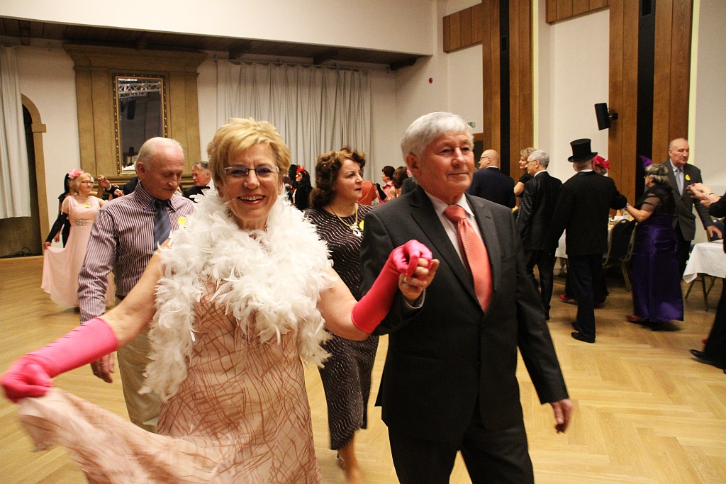 Legniccy seniory balowali w Sali Maneżowej, aż skry się sypały