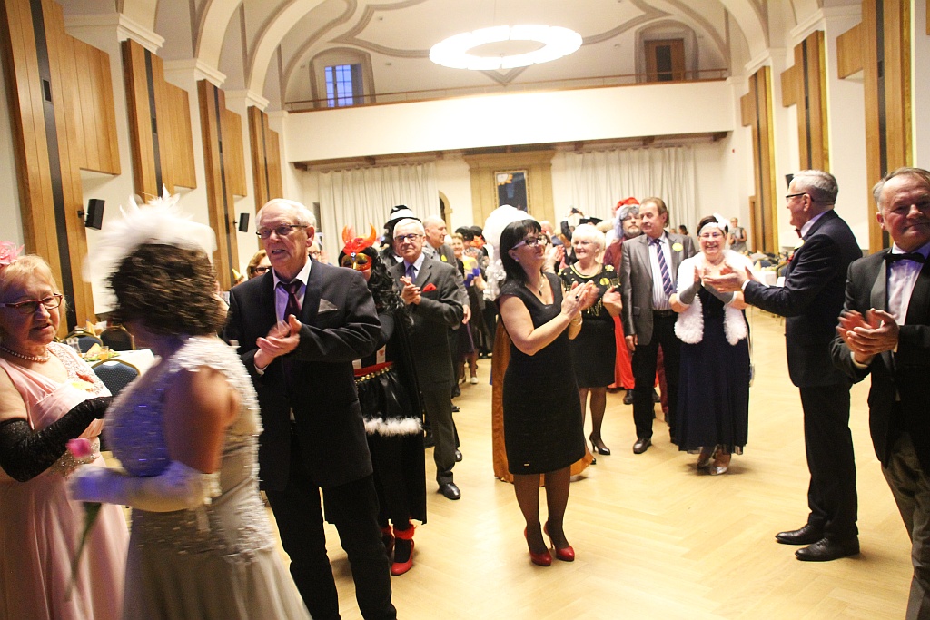 Legniccy seniory balowali w Sali Maneżowej, aż skry się sypały