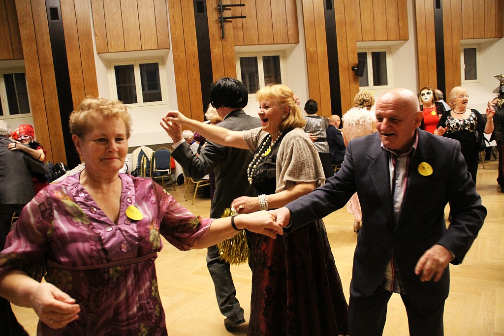 Legniccy seniory balowali w Sali Maneżowej, aż skry się sypały